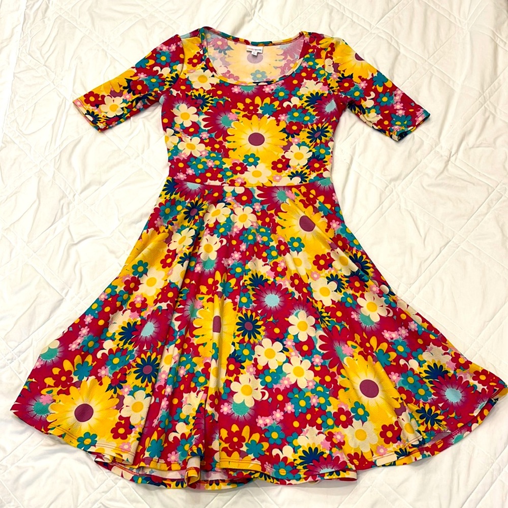 Super cute spring dress with some stretch and beautiful vibrant colors